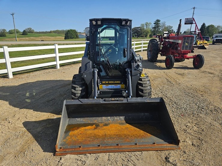 new-holland-l320-image-8