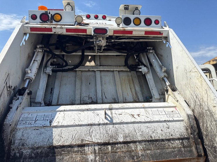 #9-•-2016-freightliner-heil-rear-load-garbage-truck-image-9