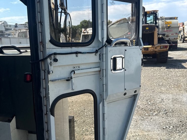 #8-•-2017-crane-carrier-heil-rear-load-garbage-truck-image-63