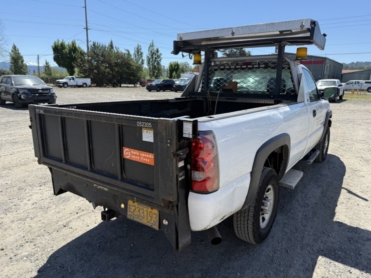 2005-chevrolet-silverado-2500-hd-pickup-image-4