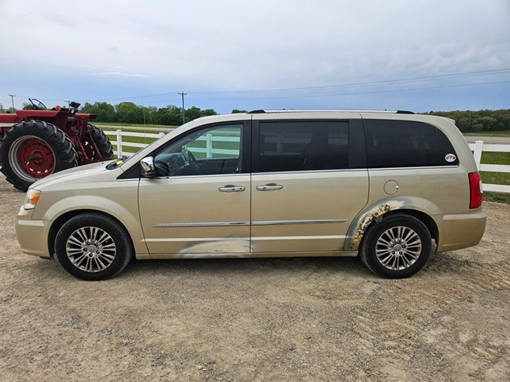 2011-chrysler-town-&-country-image-2