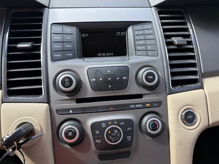 2016-ford-taurus-sedan-image-30