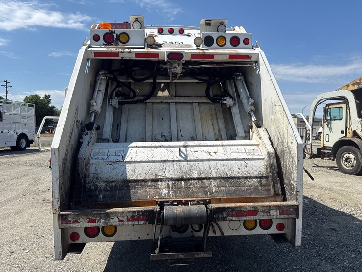 #9-•-2016-freightliner-heil-rear-load-garbage-truck-image-10