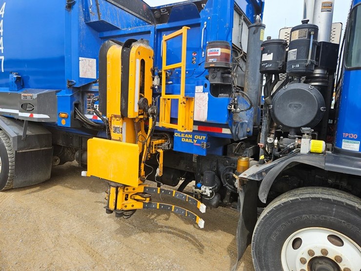 #5222-•-2015-peterbilt-garbage-truck-image-10