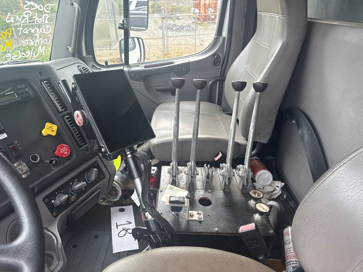 2014-freightliner-114sd-image-42