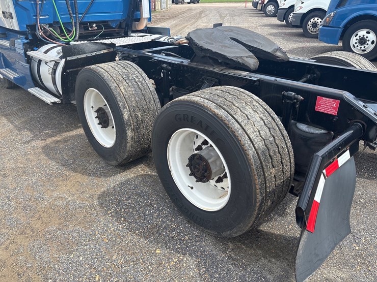 2016-volvo-vnl64t300-image-5