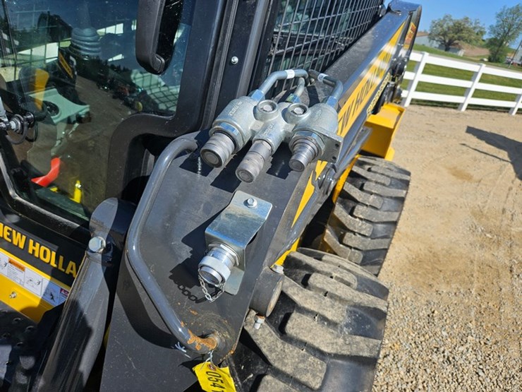 new-holland-l320-image-12