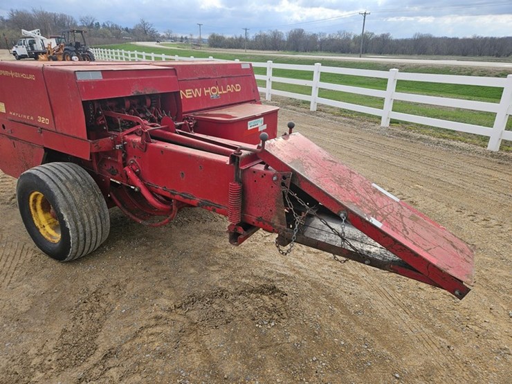 new-holland-320-image-23