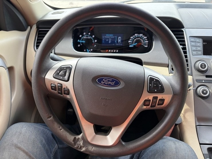 2016-ford-taurus-sedan-image-29