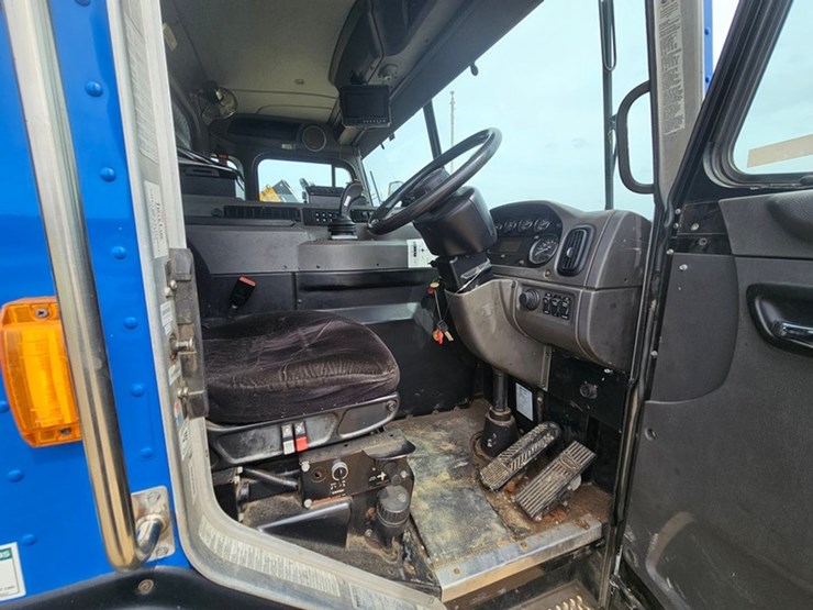#5222-•-2015-peterbilt-garbage-truck-image-33