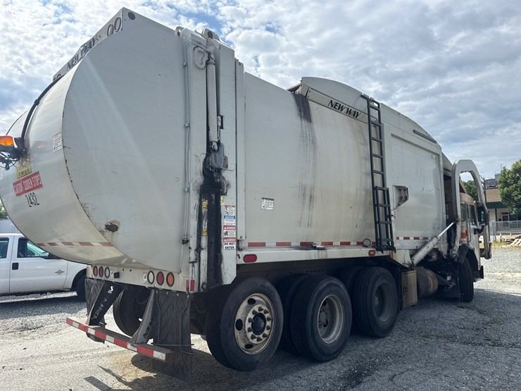 #5-•-2018-peterbilt-mammoth-front-loader-image-9