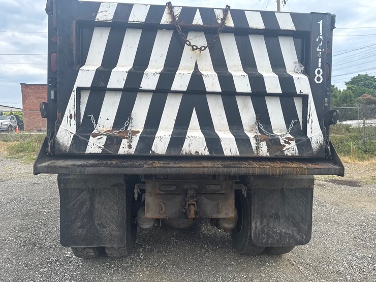 2014-freightliner-114sd-image-24