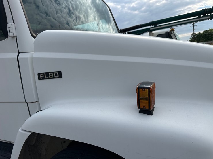 2003-freightliner-fl80-image-20