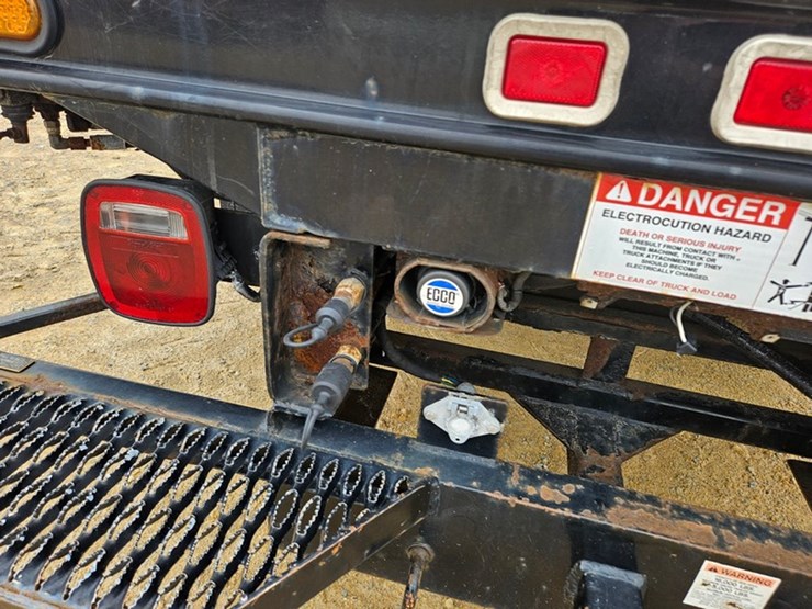 2003-gmc-5500-image-13
