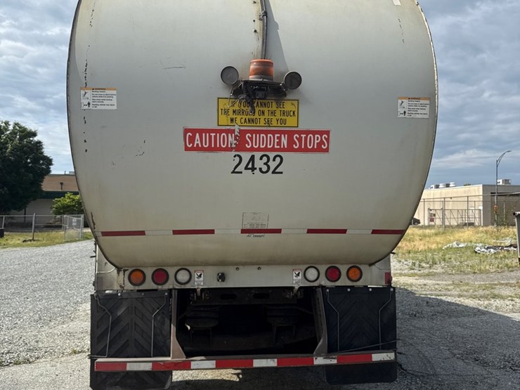 #5-•-2018-peterbilt-mammoth-front-loader-image-8