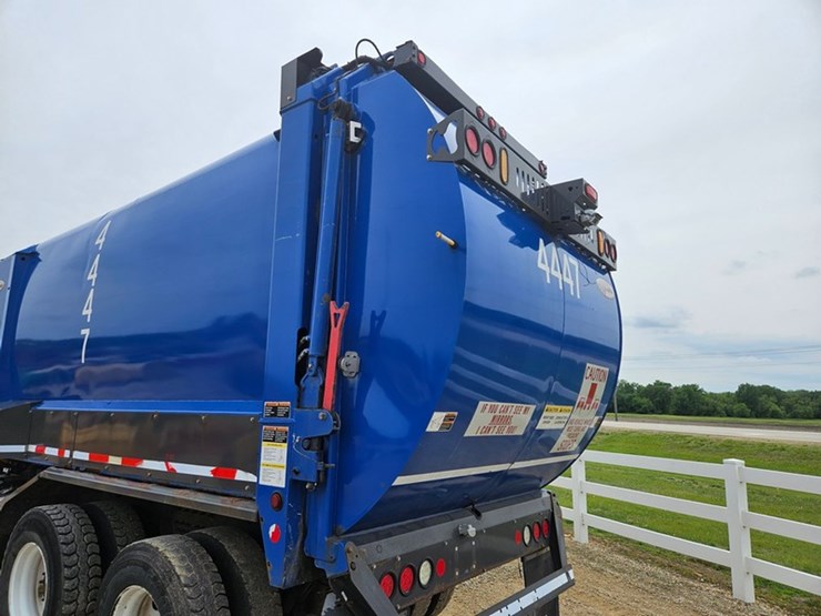 #5222-•-2015-peterbilt-garbage-truck-image-20
