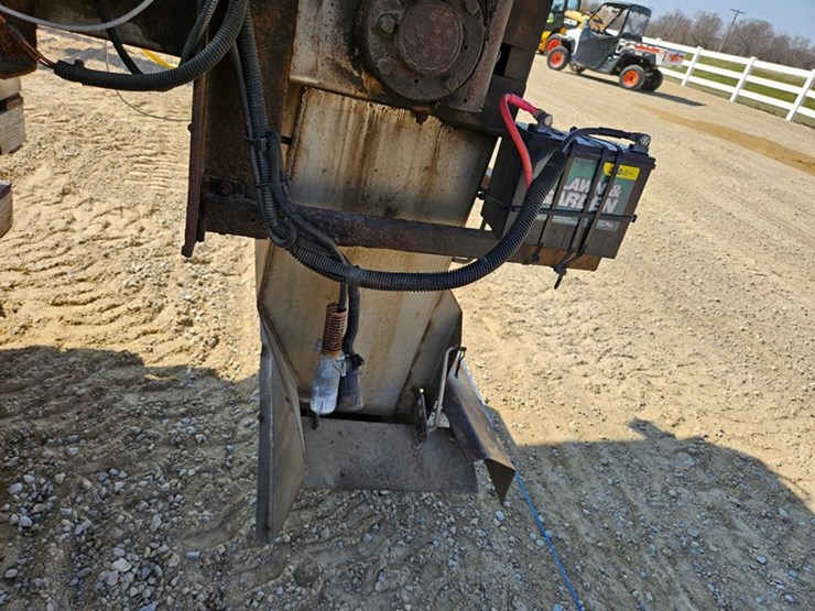 #5205-•-swenson-9'-stainless-steel-salt-spreader-image-18