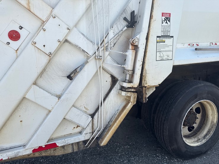 #9-•-2016-freightliner-heil-rear-load-garbage-truck-image-15