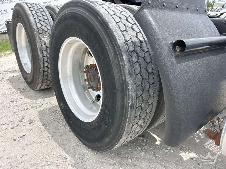 2018-peterbilt-579-image-42