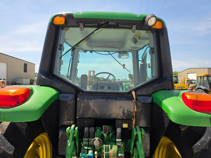 2013-john-deere-6125m-image-17