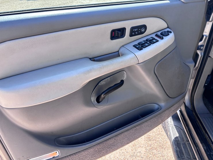 2002-chevrolet-suburban-image-8