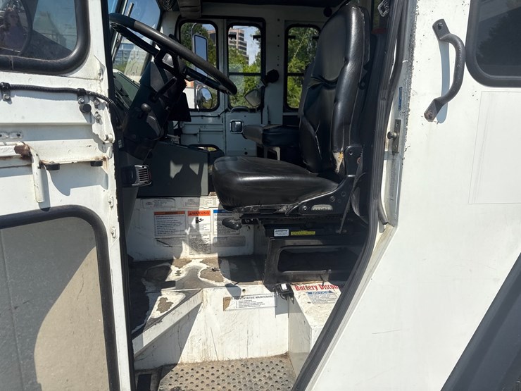 #8-•-2017-crane-carrier-heil-rear-load-garbage-truck-image-55