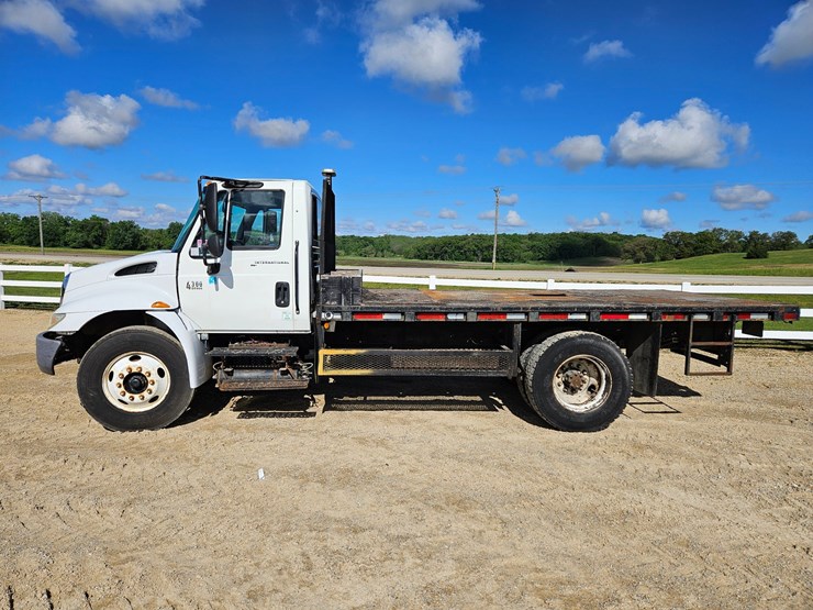2004-international-durastar-4300-image-2