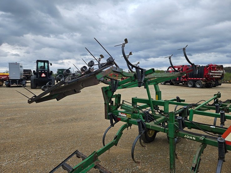 john-deere-16-image-17