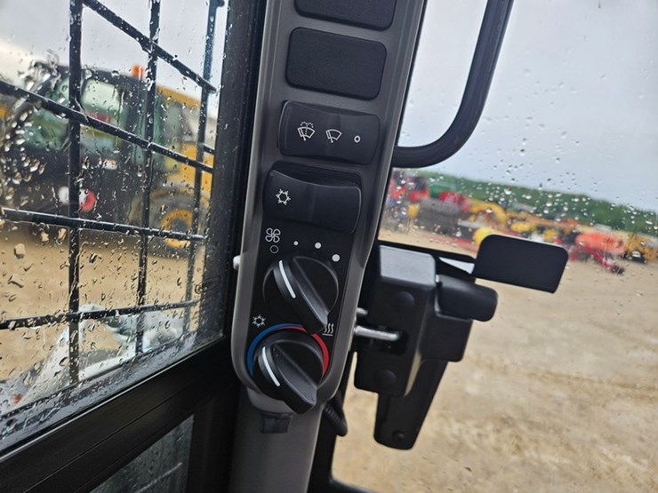 new-holland-l320-image-27