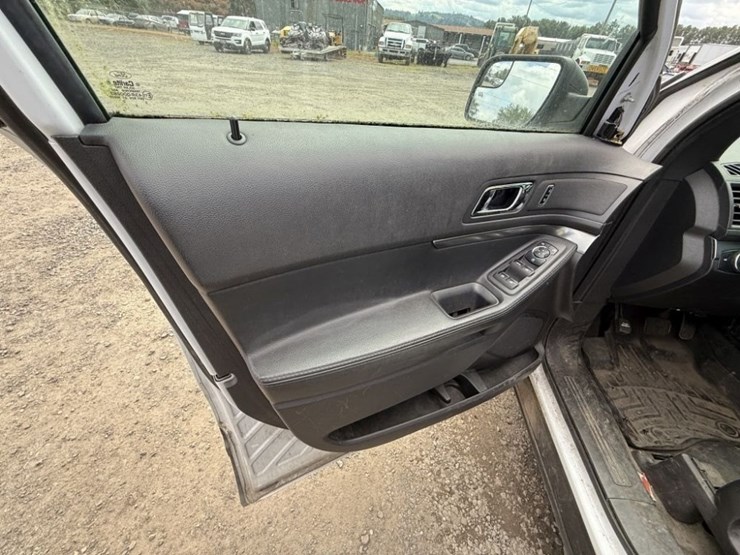 2015-ford-explorer-image-26