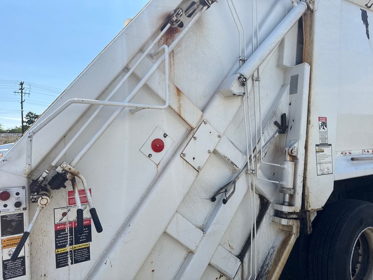 #9-•-2016-freightliner-heil-rear-load-garbage-truck-image-13