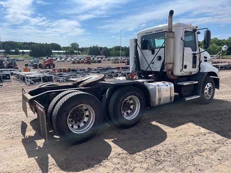 #1330-•-2012-mack-pinnacle-600-truck-tractor-(has-mn-title)-image-3