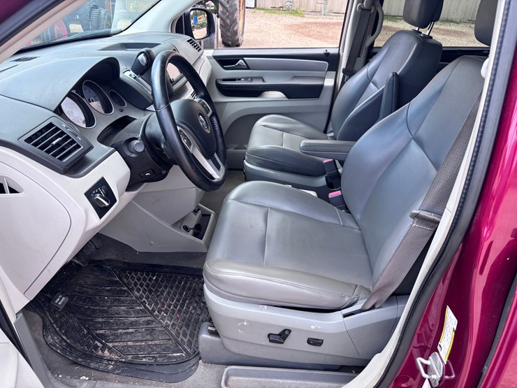 2012-volkswagen-routan-image-9
