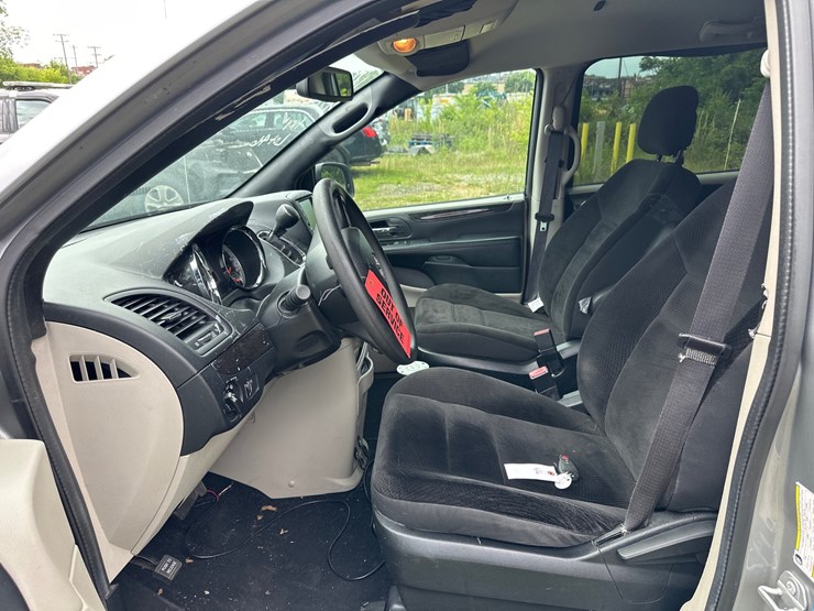 2013-dodge-grand-caravan-image-29
