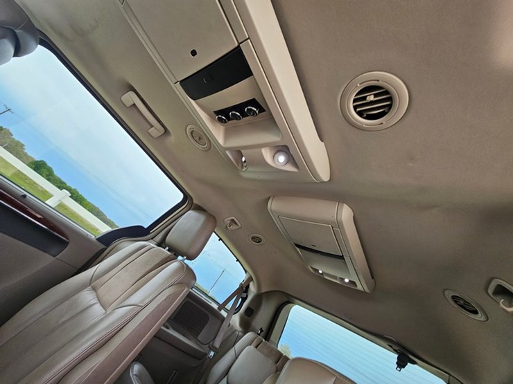 2011-chrysler-town-&-country-image-17