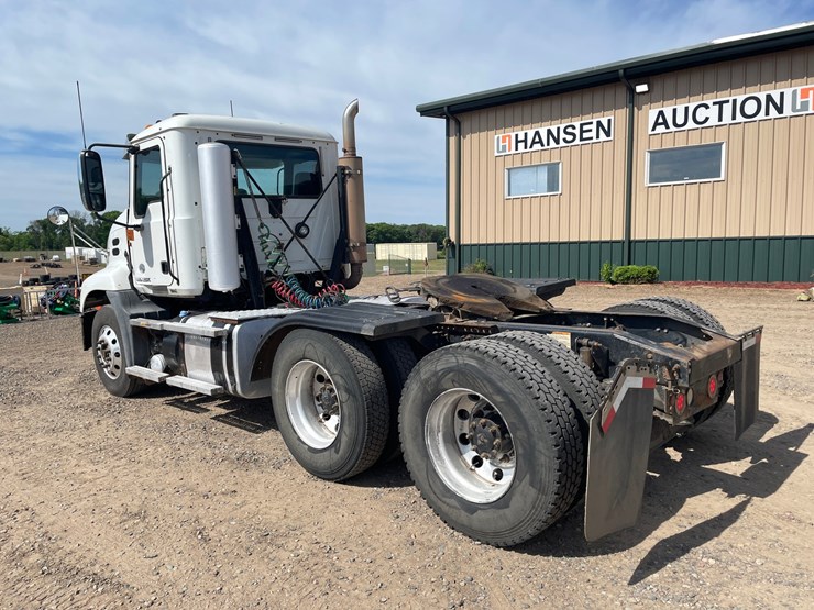 #1330-•-2012-mack-pinnacle-600-truck-tractor-(has-mn-title)-image-2