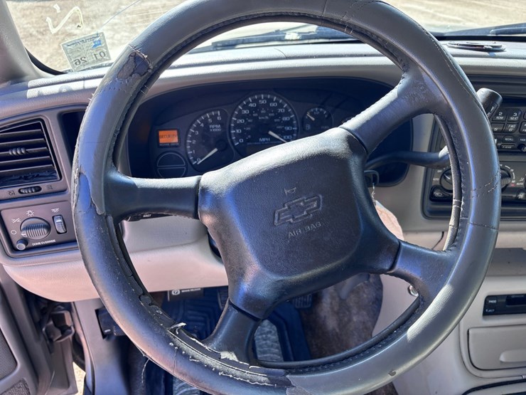 2002-chevrolet-suburban-image-12
