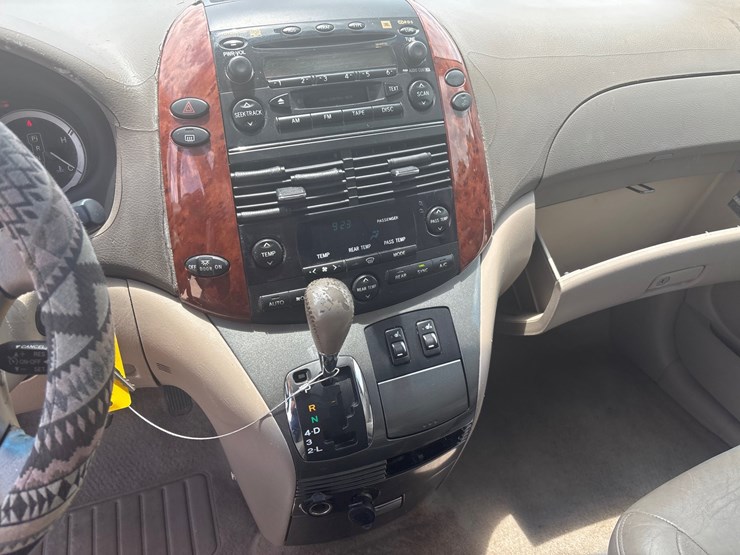 2003-toyota-sienna-image-10