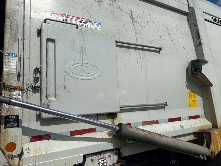 #5-•-2018-peterbilt-mammoth-front-loader-image-18