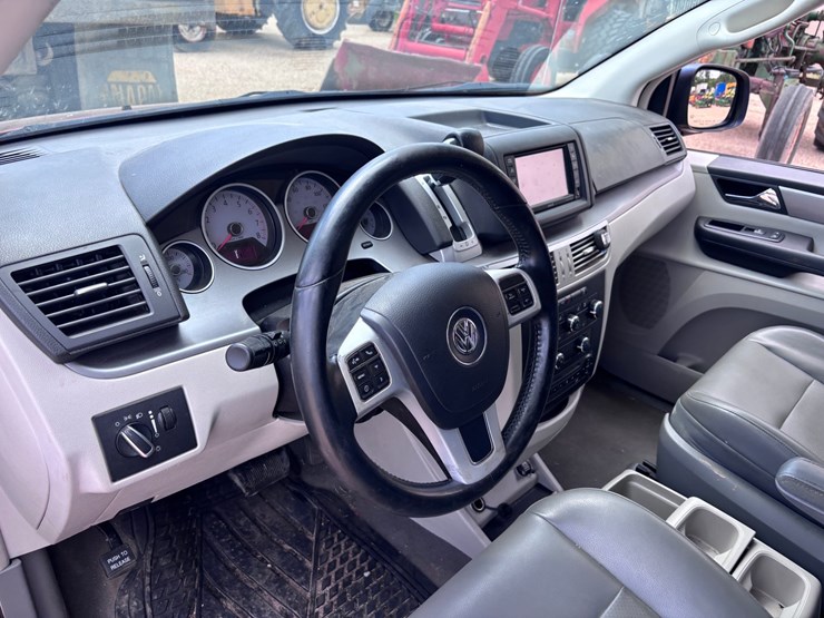2012-volkswagen-routan-image-10