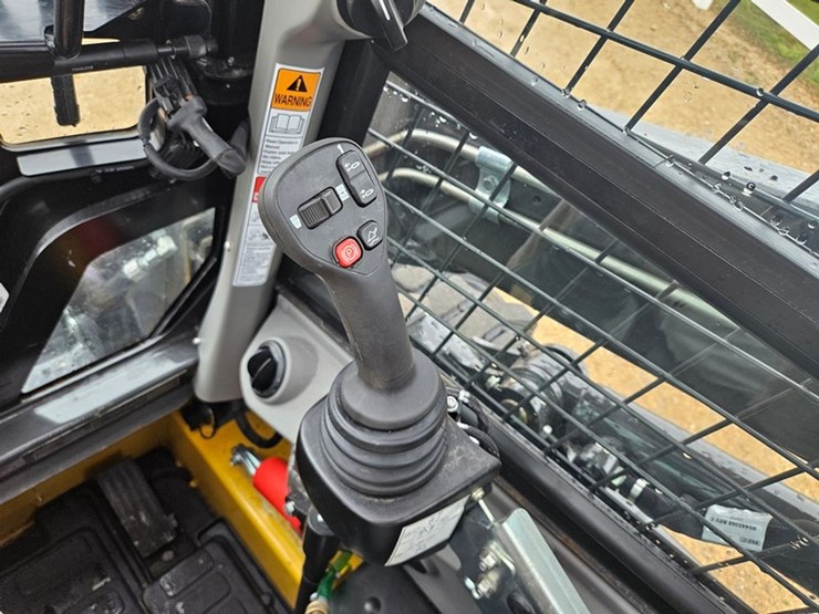 new-holland-l320-image-20