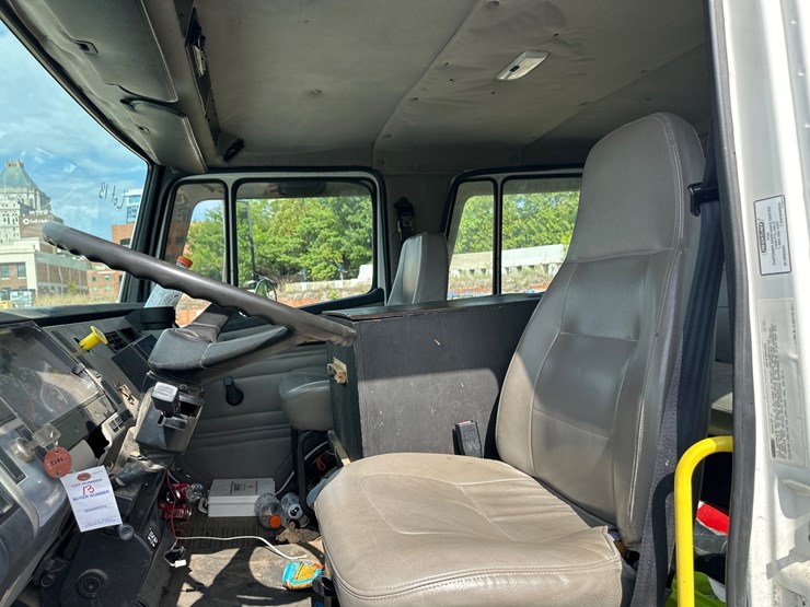 2003-freightliner-fl80-image-45