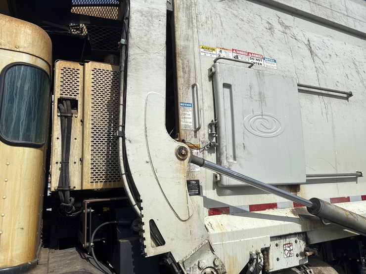 #5-•-2018-peterbilt-mammoth-front-loader-image-15