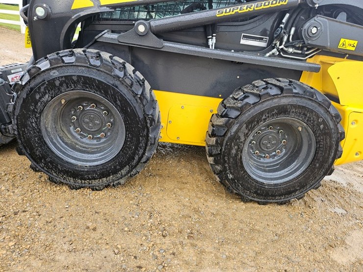 new-holland-l320-image-32