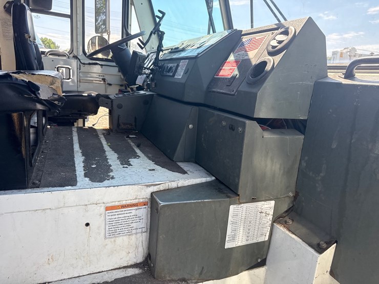 #8-•-2017-crane-carrier-heil-rear-load-garbage-truck-image-64