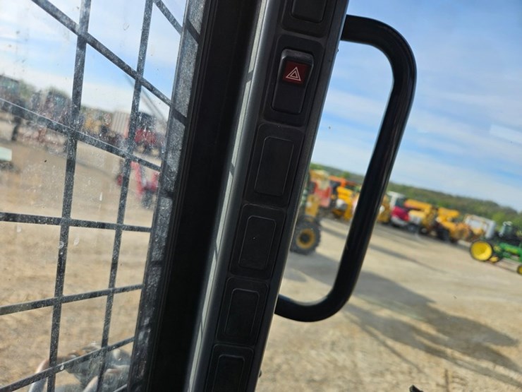 new-holland-l218-image-32