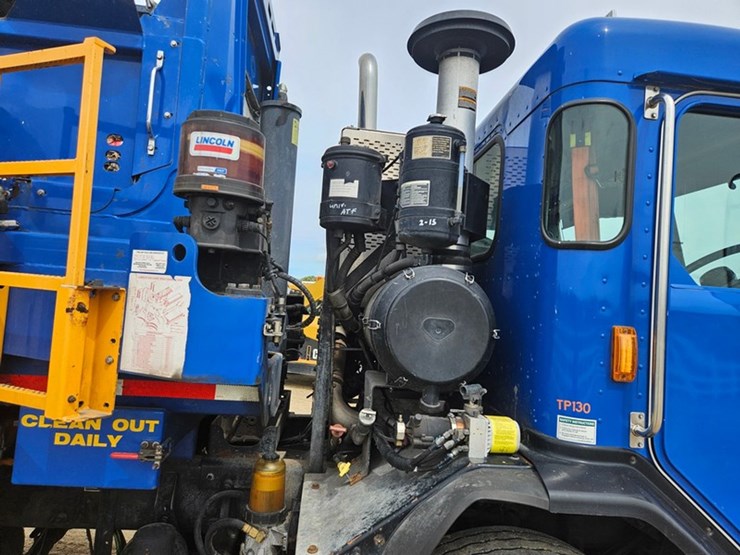 #5222-•-2015-peterbilt-garbage-truck-image-15