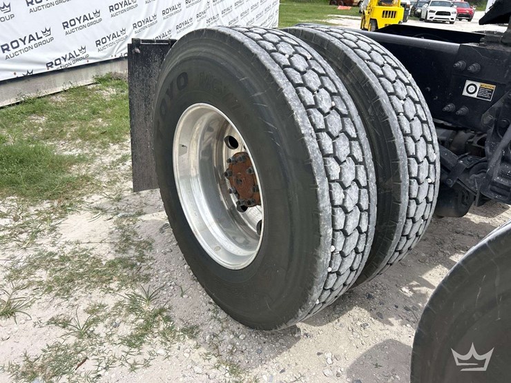 2019-peterbilt-579-image-43