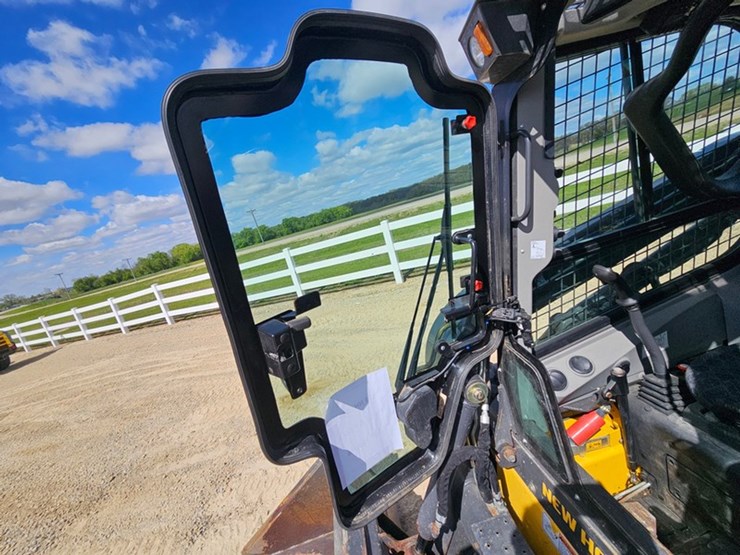 2021-new-holland-l318-image-21