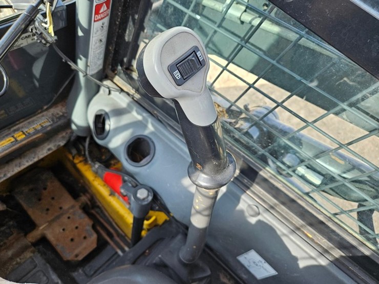 new-holland-l218-image-20